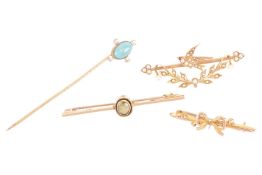 A collection of jewellery items comprising an Edwardian peridot-set bar brooch, in yellow metal mark