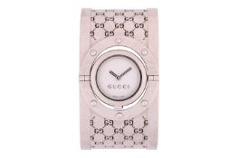 A Gucci Twirl 112 ladies watch bangle, with a Swiss-made quartz movement, featuring a white face, se