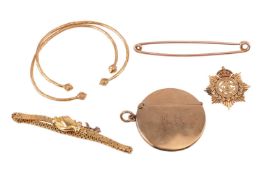 A small aggregate of jewellery items; including a 9ct yellow gold circular vesta case with initials 
