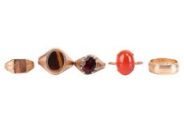 Five gentleman's rings in 9ct gold; to include a signet ring set with oval tiger's eye panel, size S