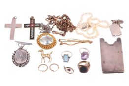 A mixed collection of jewellery items; to include an aquamarine dress ring, approximately measuring 