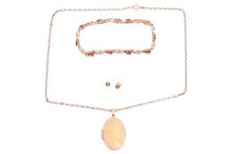 A collection of jewellery items comprising a 9ct gold garnet-set bracelet, an oval locket to a 9ct g