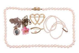 A small collection of jewellery items; to include a cultured pearl necklace with a fish hook clasp m