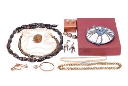 A small collection of jewellery items; to include examples of a pinchbeck guard chain, comprising a 