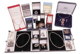 A quantity of jewellery items; to include examples of a geometric silver brooch of keum-boo techniqu