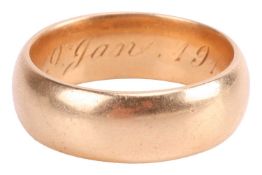 An 18ct gold band ring, with internal engraving ‘Hilde. 1 Jan 1912’, London, 1910, size R; Total wei