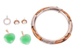 A small miscellaneous jewellery collection; to include a tiger's eye hinged bangle, to white metal m