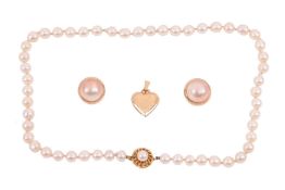 A cultured pearl necklace with roundish pearls of 6.5 mm, hand-knotted to a pearl-set box clasp in y