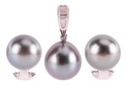 A Tahitian cultured pearl pendant and earrings ensuite, the pendant comprising a drop of 10.5 mm, su