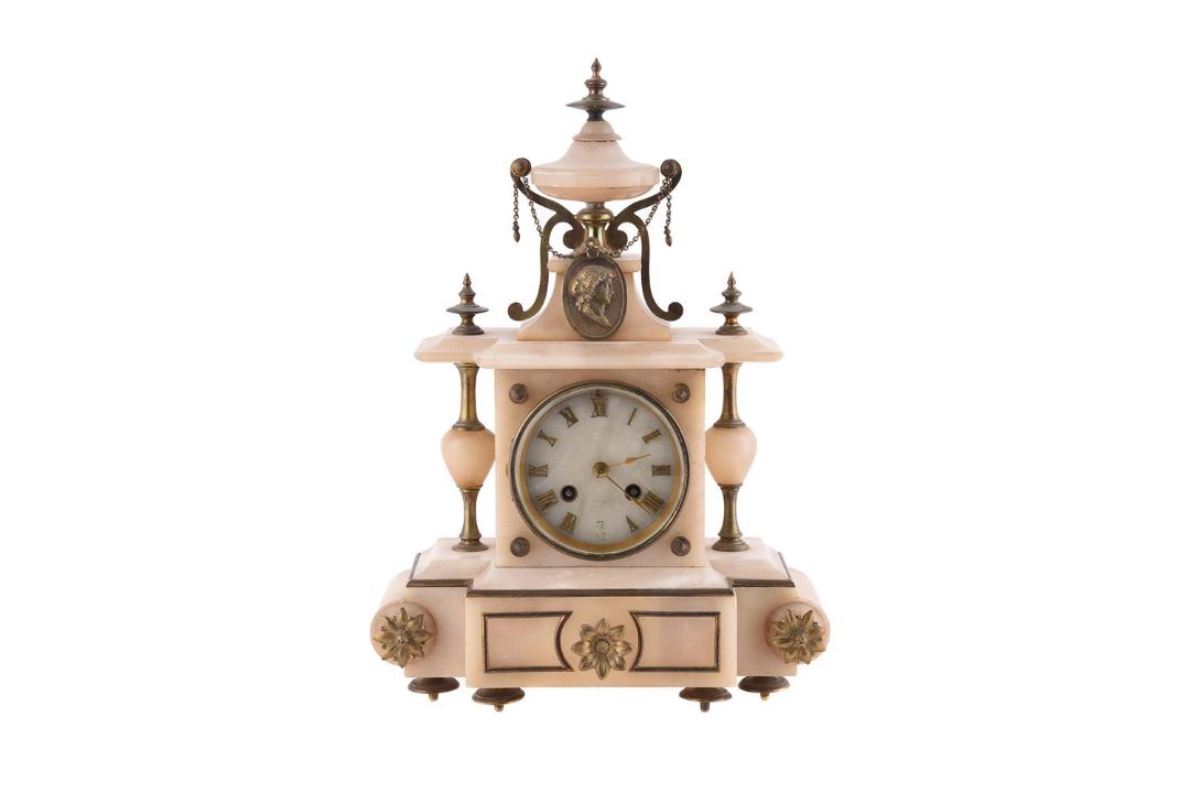 AN ALABASTER AND GILT METAL MOUNTED MANTEL CLOCK