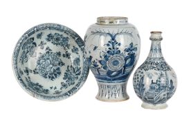 AN ENGLISH DELFT BLUE AND WHITE WATER BOTTLE OR GUGLET AND AN ASSOCIATED WASH BASIN