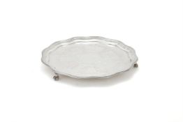 AN EDWARDIAN SILVER SHAPED CIRCULAR SALVER