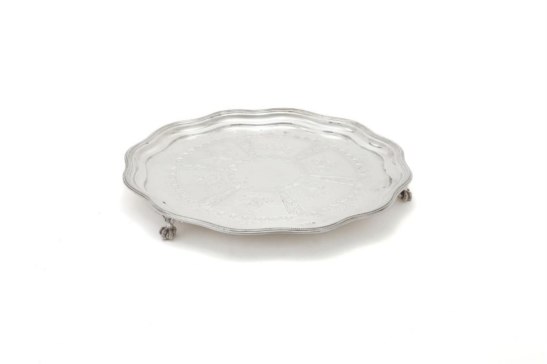 AN EDWARDIAN SILVER SHAPED CIRCULAR SALVER