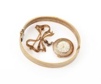 A THREE COLOUR HINGED BANGLE