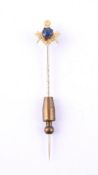 AN EARLY 20TH CENTURY SAPPHIRE SET MASONIC STICKPIN