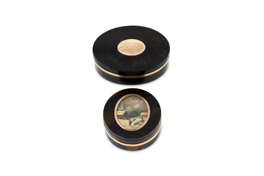 Y A TORTOISESHELL AND GOLD MOUNTED CIRCULAR BOX AND COVER, EARLY 19TH CENTURY, UNMARKED