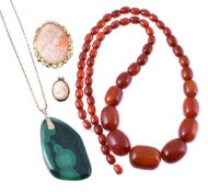 A SMALL COLLECTION OF JEWELLERY
