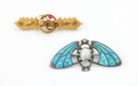 AN EARLY 20TH CENTURY 15 CARAT GOLD BAR BROOCH