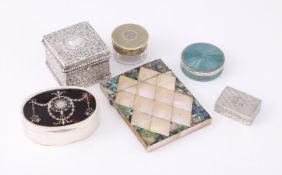 Y A COLLECTION OF SILVER AND SILVER COLOURED ITEMS