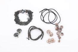 A SMALL COLLECTION OF SILVER COLOURED JEWELLERY
