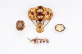 A SMALL COLLECTION OF JEWELLERY