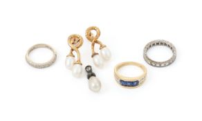 A SMALL COLLECTION OF JEWELLERY