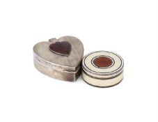 A VICTORIAN SILVER MOUNTED AND AGATE SPADE SHAPED BOX