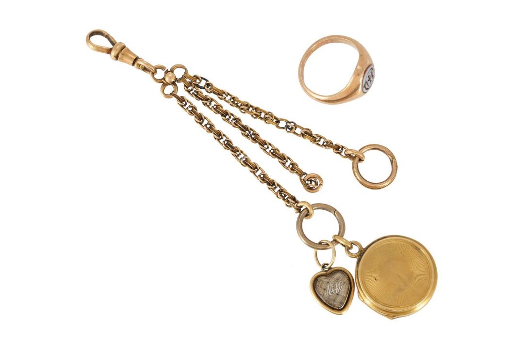 A COLLECTION OF ANTIQUE GOLD JEWELLERY - Image 1 of 2