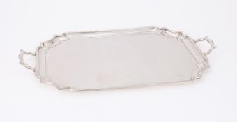 AN EDWARDIAN SILVER TWIN HANDLED SHAPED RECTANGULAR TRAY