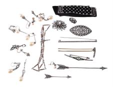 A COLLECTION OF EARLY 20TH CENTURY AND LATER COSTUME JEWELLERY