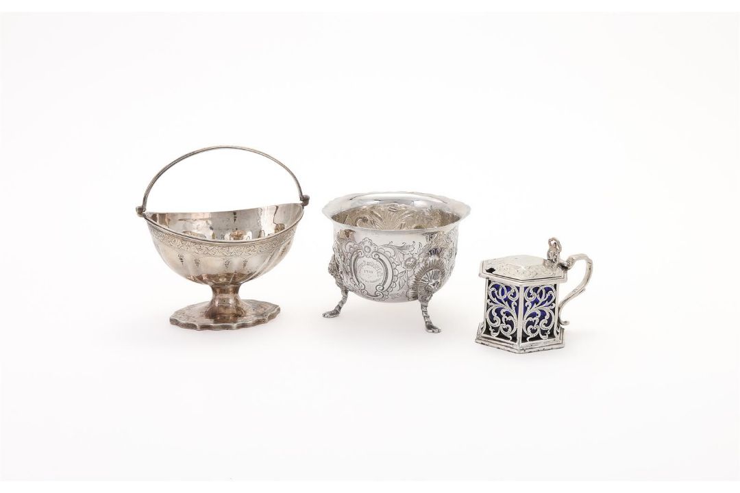 A COLLECTION OF SILVER ITEMS