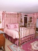 A BRASS BEDSTEAD IN VICTORIAN STYLE, EARLY 20TH CENTURY