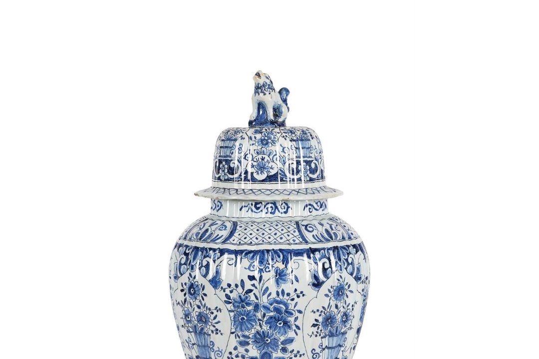 A PAIR OF DUTCH DELFT BLUE AN WHITE CHINOISERIE BALUSTER VASES AND COVERS, CIRCA 1900 - Image 2 of 3