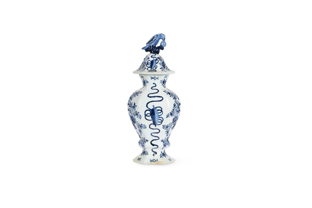 A PAIR OF DUTCH DELFT BALUSTER VASES AND COVERS, CIRCA 1900 - Image 2 of 3