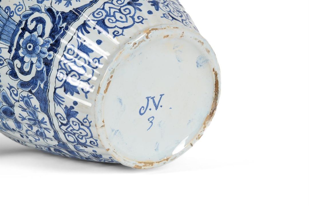 A PAIR OF DUTCH DELFT BLUE AN WHITE CHINOISERIE BALUSTER VASES AND COVERS, CIRCA 1900 - Image 3 of 3