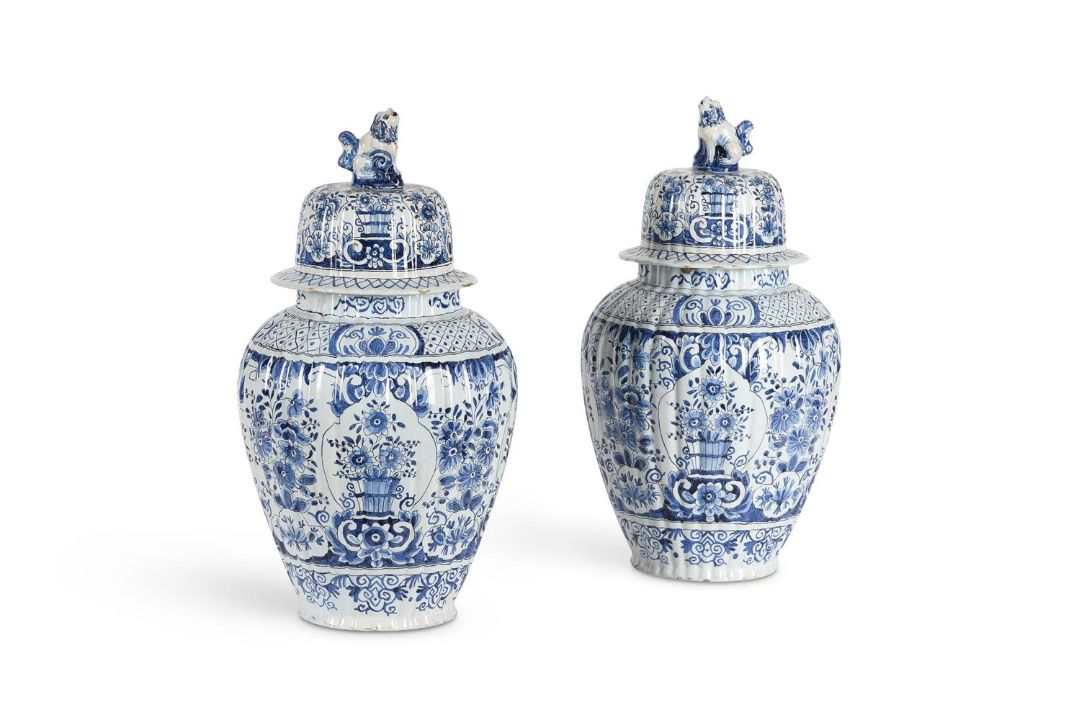 A PAIR OF DUTCH DELFT BLUE AN WHITE CHINOISERIE BALUSTER VASES AND COVERS, CIRCA 1900 - Image 1 of 3