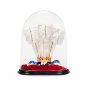 A GLASS DOMED HERALDIC BADGE OF THE PRINCE OF WALES LATE 20TH CENTURY
