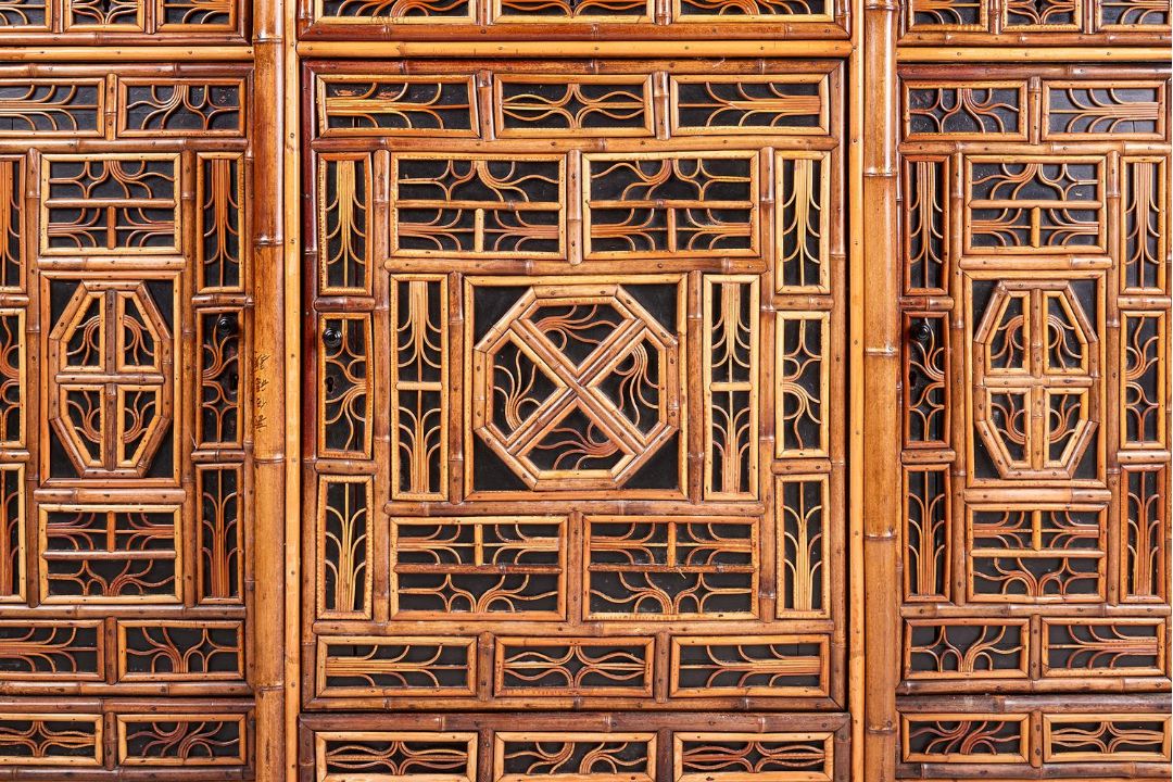 A BAMBOO, RATTAN, WALNUT AND PART EBONISED 'CHINOISERIE' BREAKFRONT SIDE CABINET - Image 5 of 5