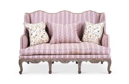 A FRENCH 18TH CENTURY STYLE SETTEE, LATE 19TH OR EARLY 20TH CENTURY
