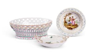 A CONTINENTAL PORCELAIN OVAL PIERCED BASKET, 20TH CENTURY