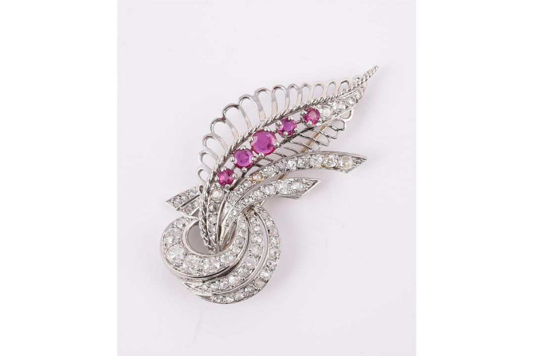 A FRENCH RUBY AND DIAMOND SCROLLING FOLIATE BROOCH MID 20TH CENTURY - Image 1 of 2
