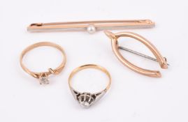 A SMALL COLLECTION OF JEWELLERY