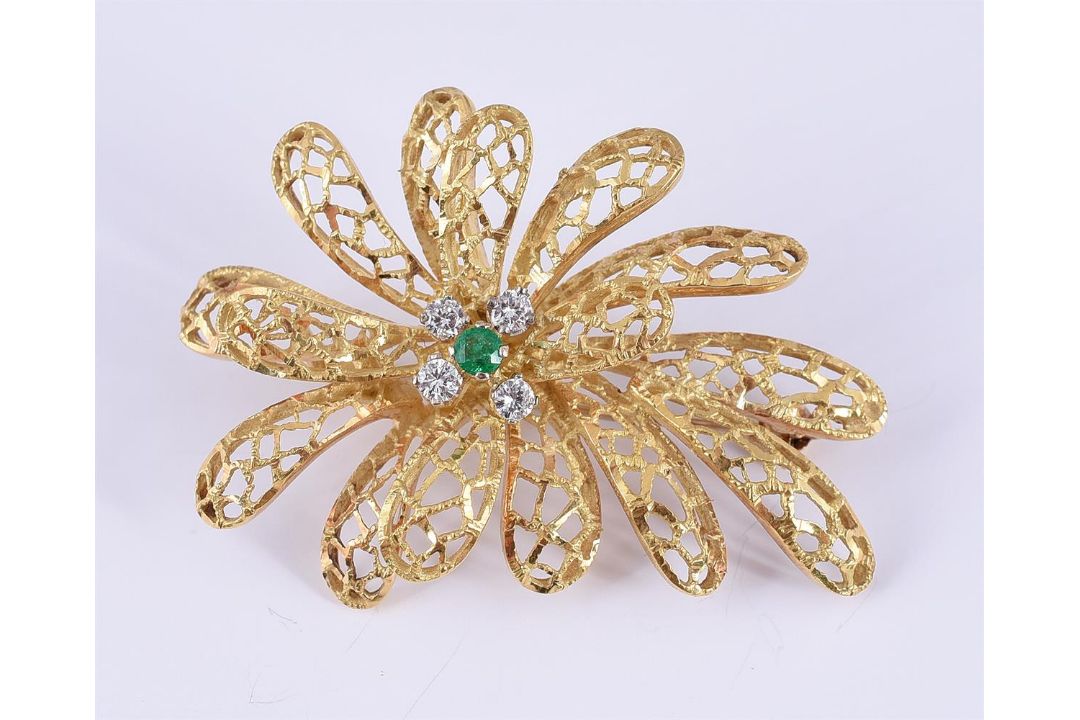 A DIAMOND AND EMERALD ABSTRACT FLOWER HEAD BROOCH/PENDANT - Image 1 of 2
