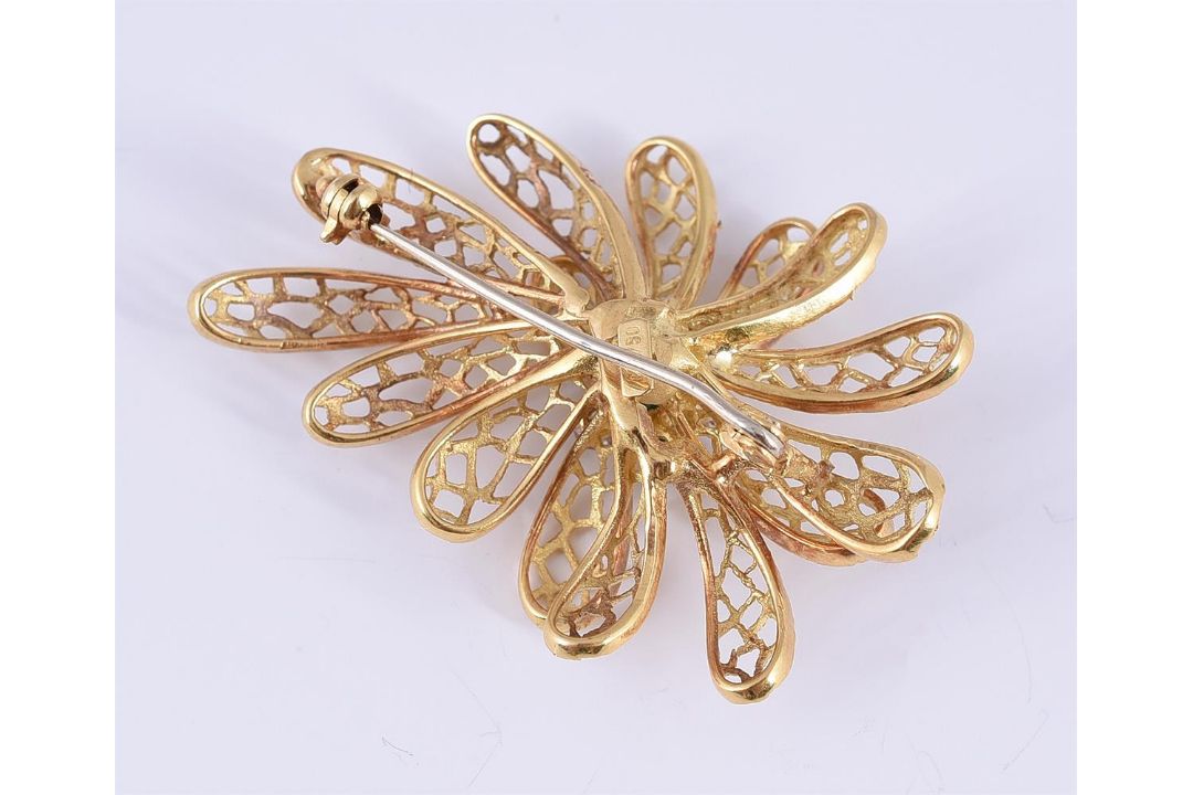 A DIAMOND AND EMERALD ABSTRACT FLOWER HEAD BROOCH/PENDANT - Image 2 of 2