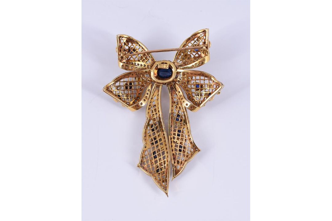 A SAPPHIRE AND DIAMOND PIERCED BOW BROOCH - Image 2 of 2