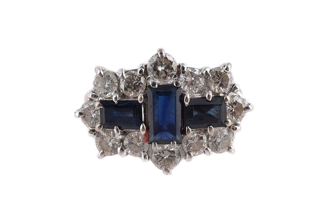 AN 18 CARAT GOLD, SAPPHIRE AND DIAMOND DRESS RING, LONDON 1979 - Image 1 of 2