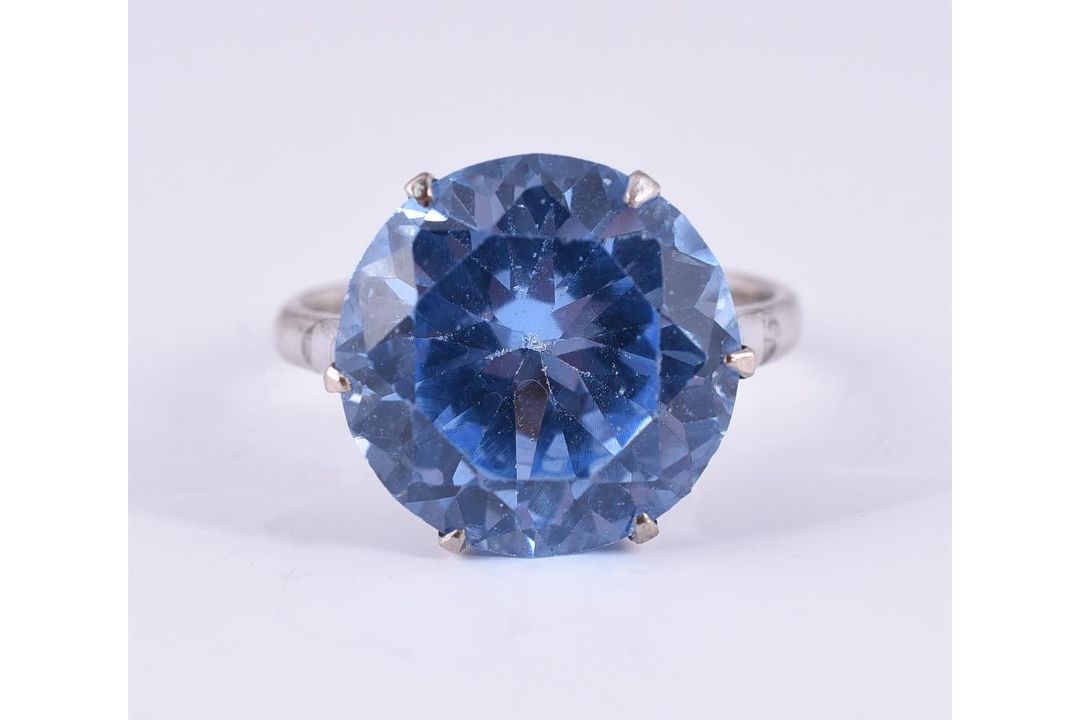 A MID 20TH CENTURY SYNTHETIC SPINEL DRESS RING - Image 1 of 2