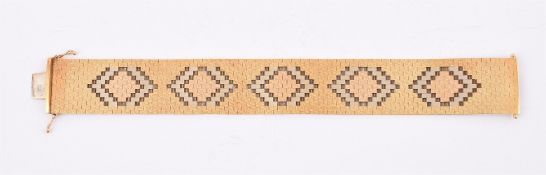 A TRI-COLOUR BRACELET