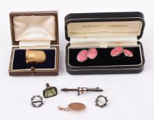 A SMALL GROUP OF JEWELLERY