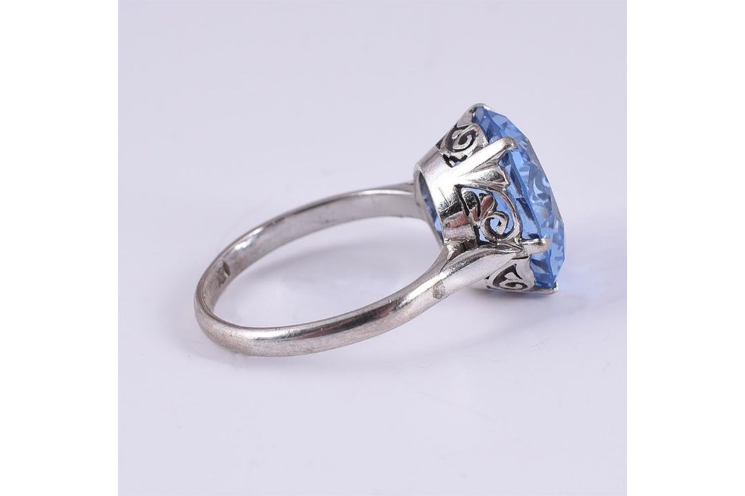 A MID 20TH CENTURY SYNTHETIC SPINEL DRESS RING - Image 2 of 2